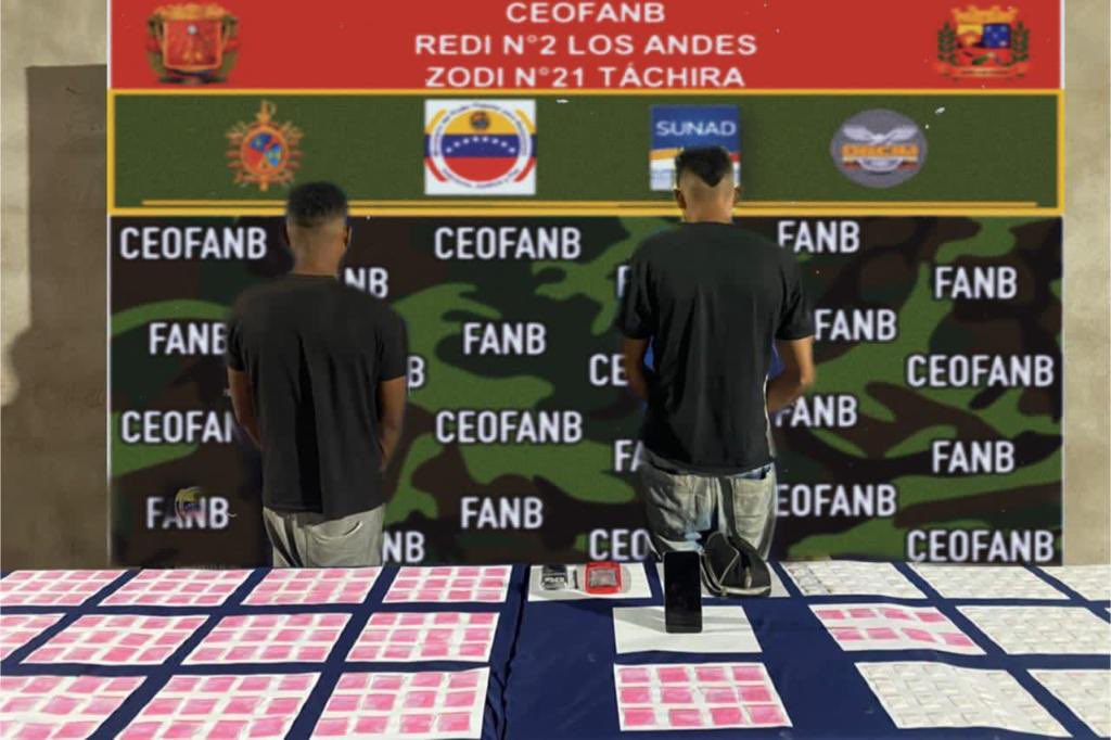 Capturan en flagrancia a dos narcotraficantes