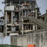 Una vista detallada de un edificio industrial en Costa Rica, que muestra la arquitectura industrial.