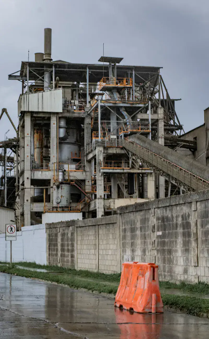 Una vista detallada de un edificio industrial en Costa Rica, que muestra la arquitectura industrial.