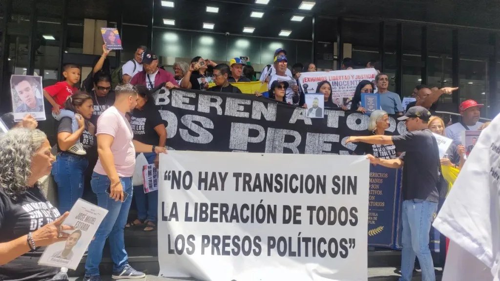 Familias de presos políticos rompen cerco policial en Caracas