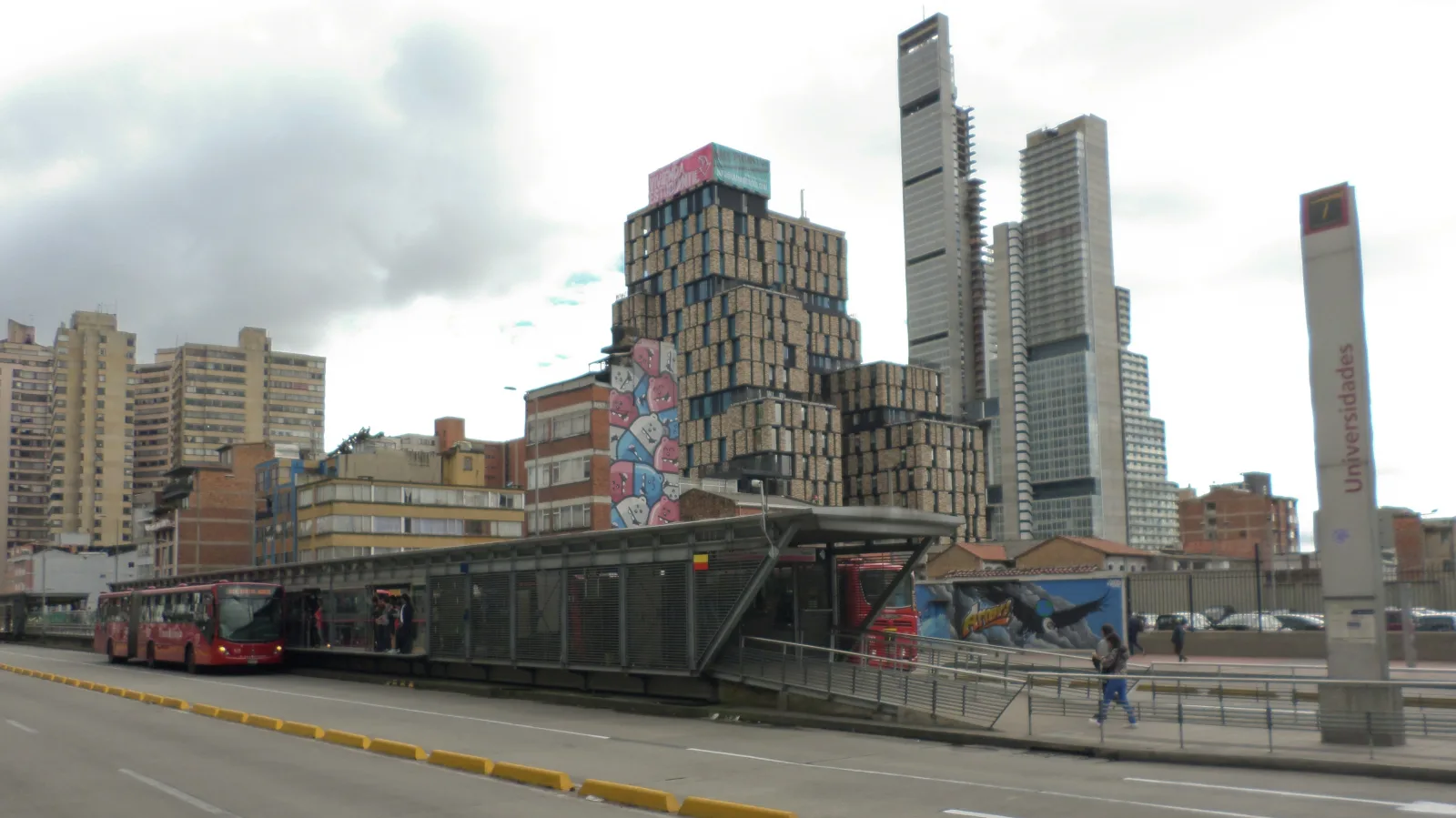 File:Parada 3 tm Universidades Bogotá Col.jpg