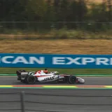 Toma dinámica de un monoplaza de Haas F1 compitiendo en el circuito de Spa-Francorchamps, Bélgica.