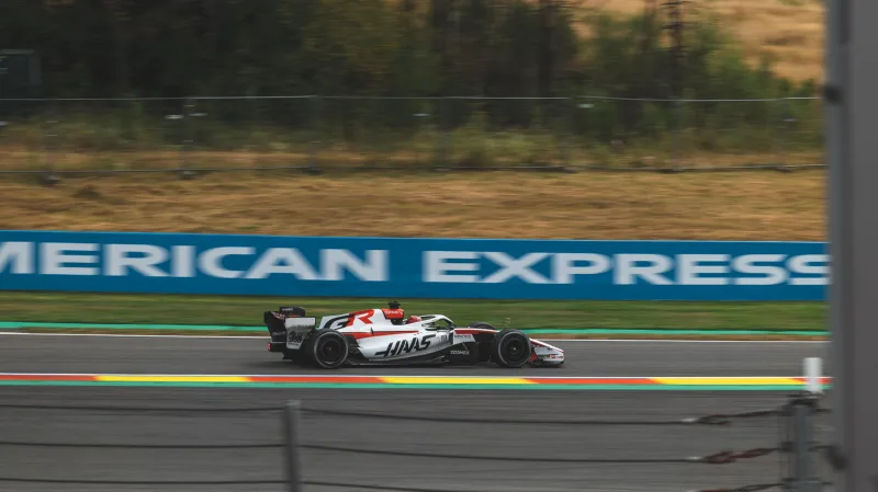 Toma dinámica de un monoplaza de Haas F1 compitiendo en el circuito de Spa-Francorchamps, Bélgica.