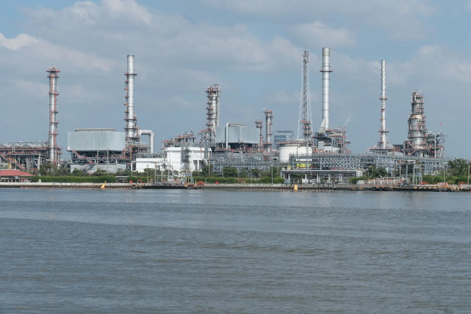 Ataques con misiles contra petroleros sacuden el estrecho de Ormuz