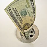 Dinero por el desagüe