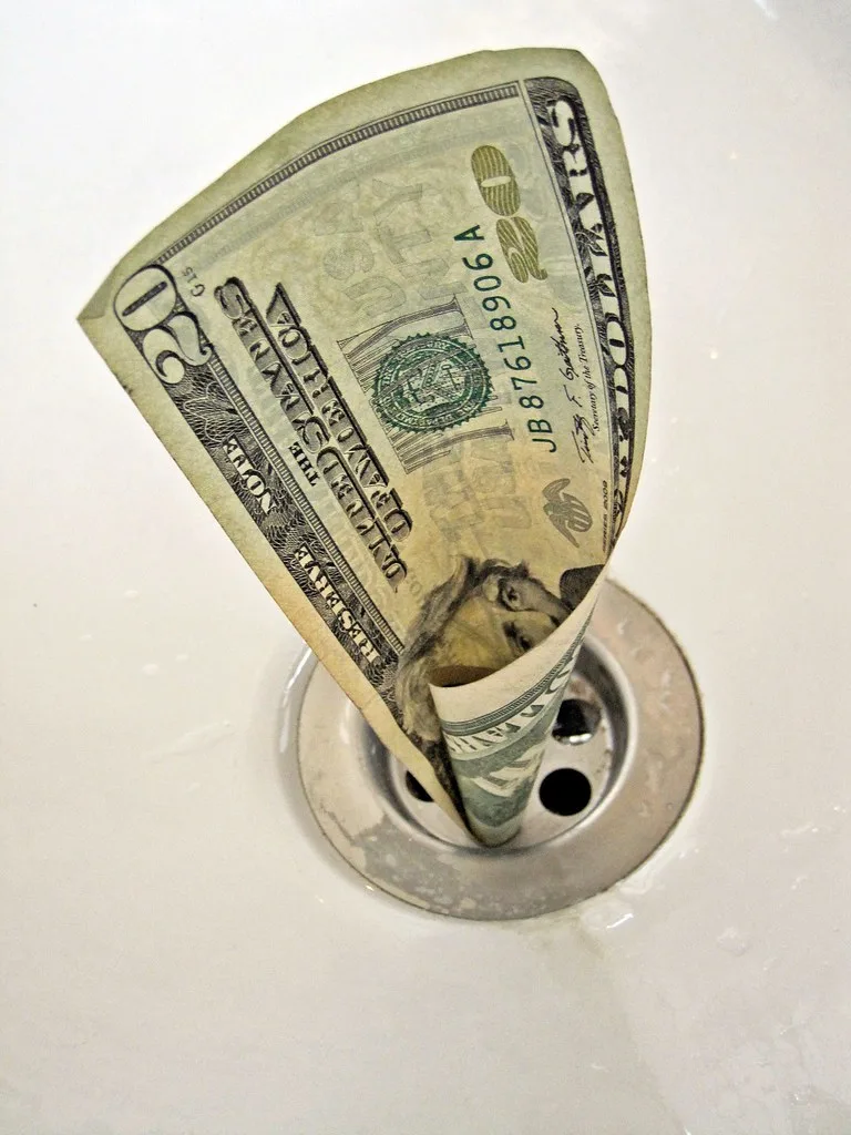 Dinero por el desagüe
