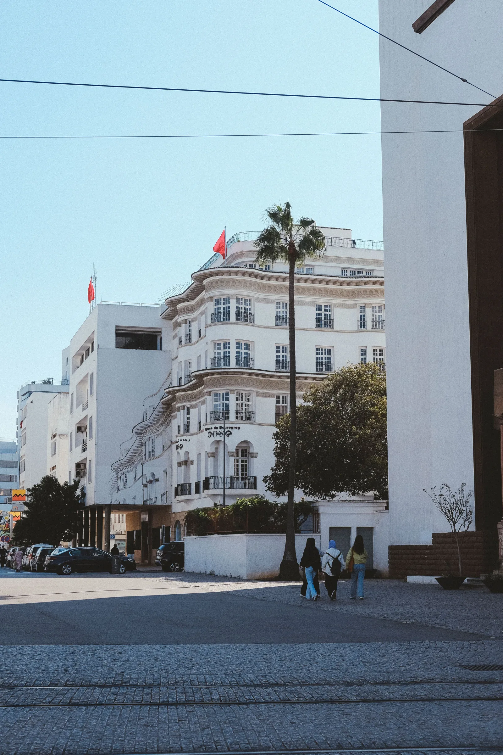 Encantadora escena de una calle de la ciudad de Rabat, Marruecos, con elegantes edificios en un día soleado.