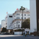 Encantadora escena de una calle de la ciudad de Rabat, Marruecos, con elegantes edificios en un día soleado.
