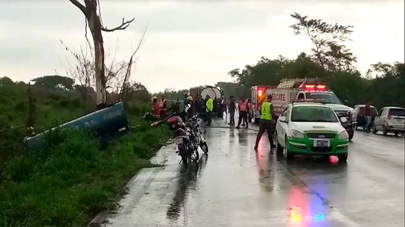 Joven de 19 años muere al chocar camión cisterna contra un árbol en el sector La Plata de Cabimas (Vídeos)