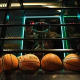 Primer plano de balones de baloncesto alineados para un juego de canasta de arcade.