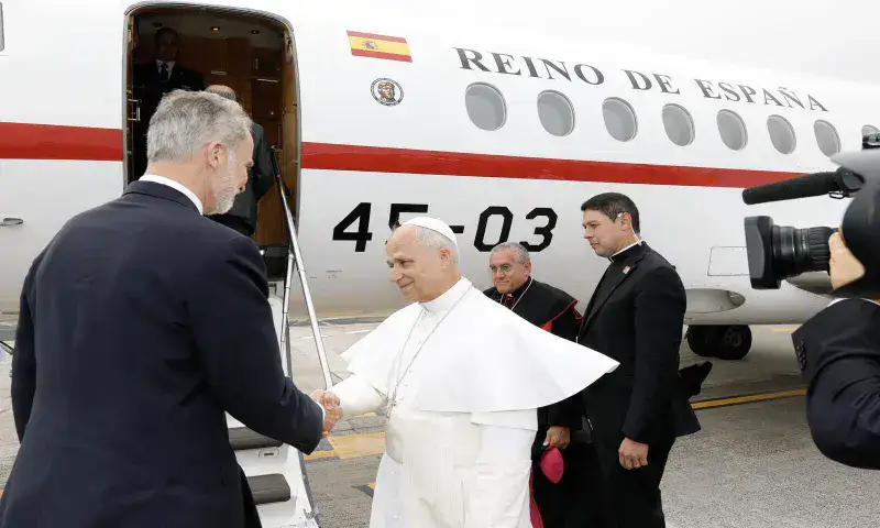 El avión oficial español lleva a León XIV de Tenerife a Roma tras una incidencia técnica