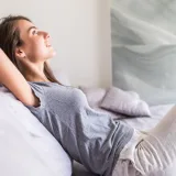 La culpa por descansar nace de creencias sobre el valor personal