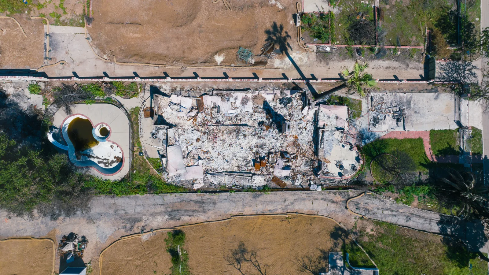Vista aérea de una casa destruida por un incendio forestal en Altadena, California.