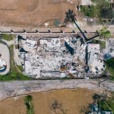 Vista aérea de una casa destruida por un incendio forestal en Altadena, California.