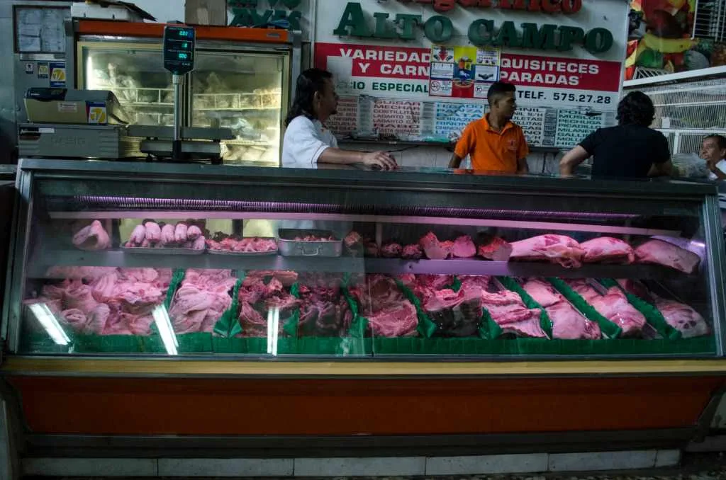 Supermercados ganan terreno ante altos costos en mercados