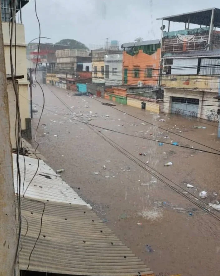 Lluvias colapsan vías de Caracas y crece el Guaire