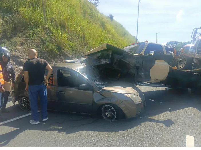 Choque múltiple en la ARC deja al menos 10 vehículos involucrados