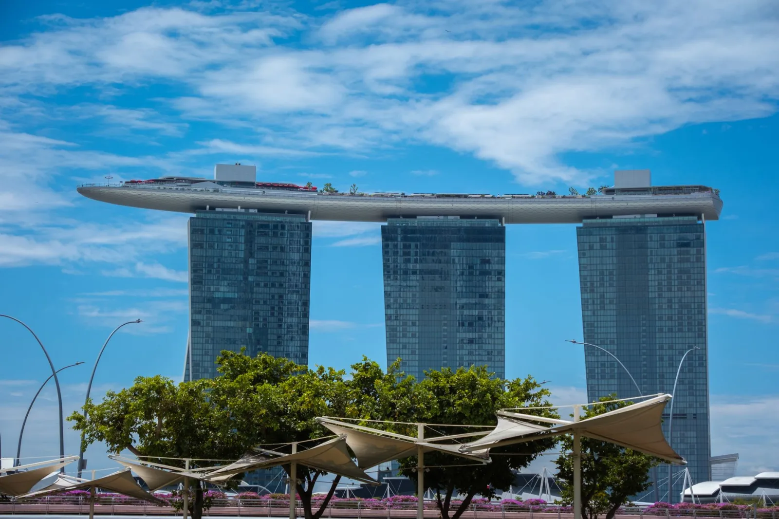 Impresionante vista del hotel Marina Bay Sands contra un cielo azul intenso en Singapur.