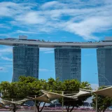 Impresionante vista del hotel Marina Bay Sands contra un cielo azul intenso en Singapur.