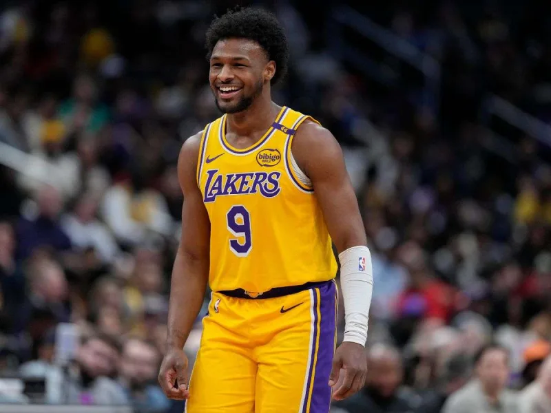 Bronny James asume su futuro en Lakers tras salida de su padre