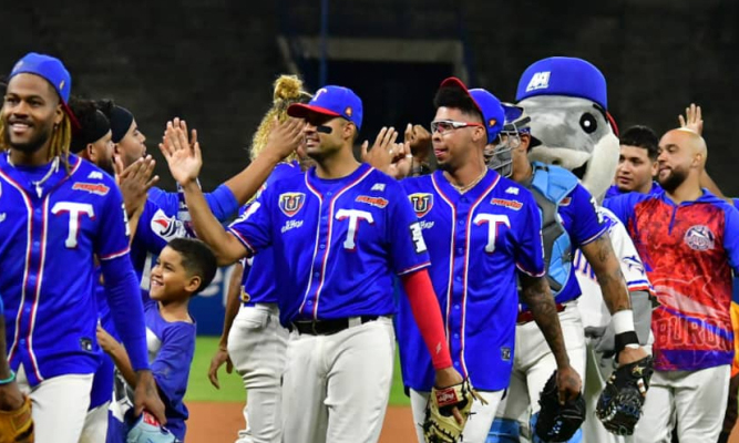 Tiburones inspirados apalean a Tigres y avanzan a la final 