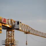 Una grúa torre recortada contra un cielo nublado en Nantong, provincia de Jiangsu, China.