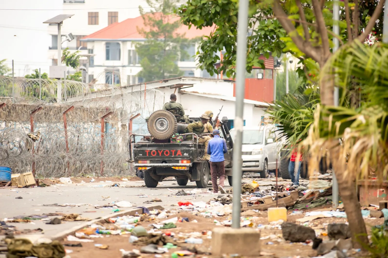 Personal militar patrulla una calle de la ciudad llena de escombros en un contexto de conflicto urbano.