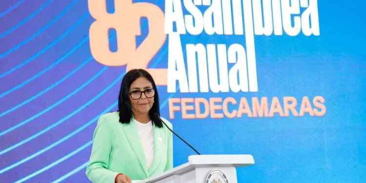 Delcy Rodríguez promete abrir inversión eléctrica y rechaza