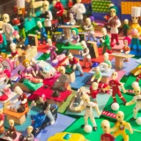 Escena vibrante en miniatura que representa una celebración del Día de Muertos con figuras de esqueletos en Toluca.
