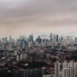 Impresionante vista aérea del horizonte de Ciudad de Panamá, con densos rascacielos y un paisaje costero de fondo.