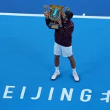 Djokovic suma su título 102 tras ganar en Pekín