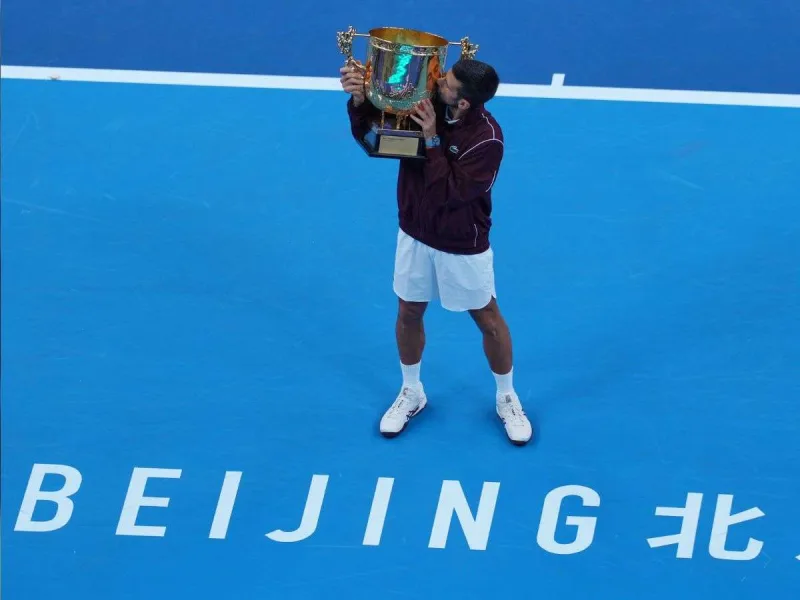 Djokovic suma su título 102 tras ganar en Pekín