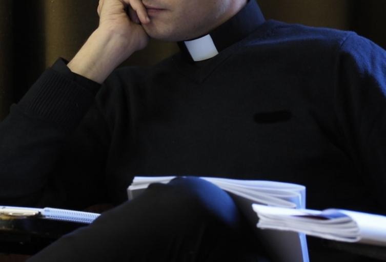 
				Cura le dio un tiro en el pecho a un policía cuando tomaban dentro de una iglesia en Bogotá			