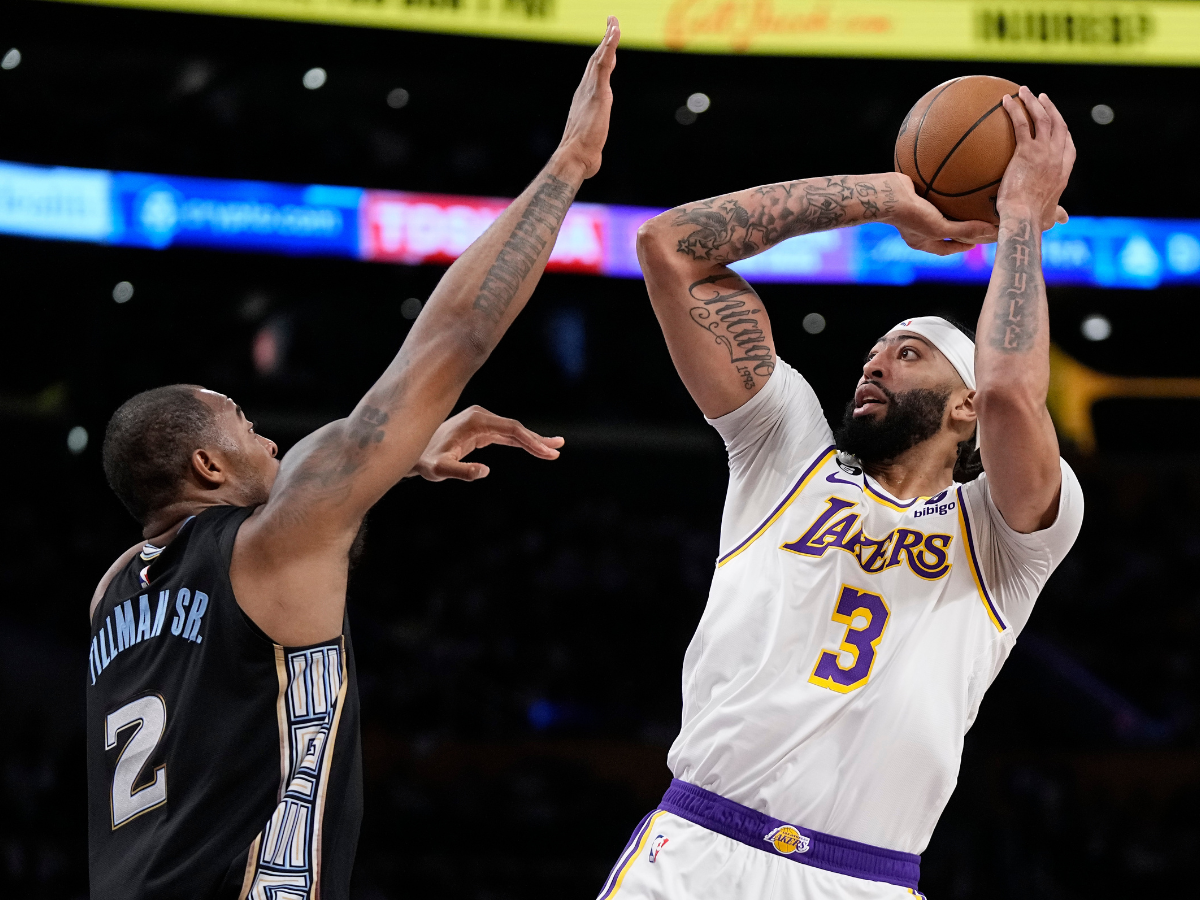 Lakers toman ventaja gracias a Davis y LeBron
