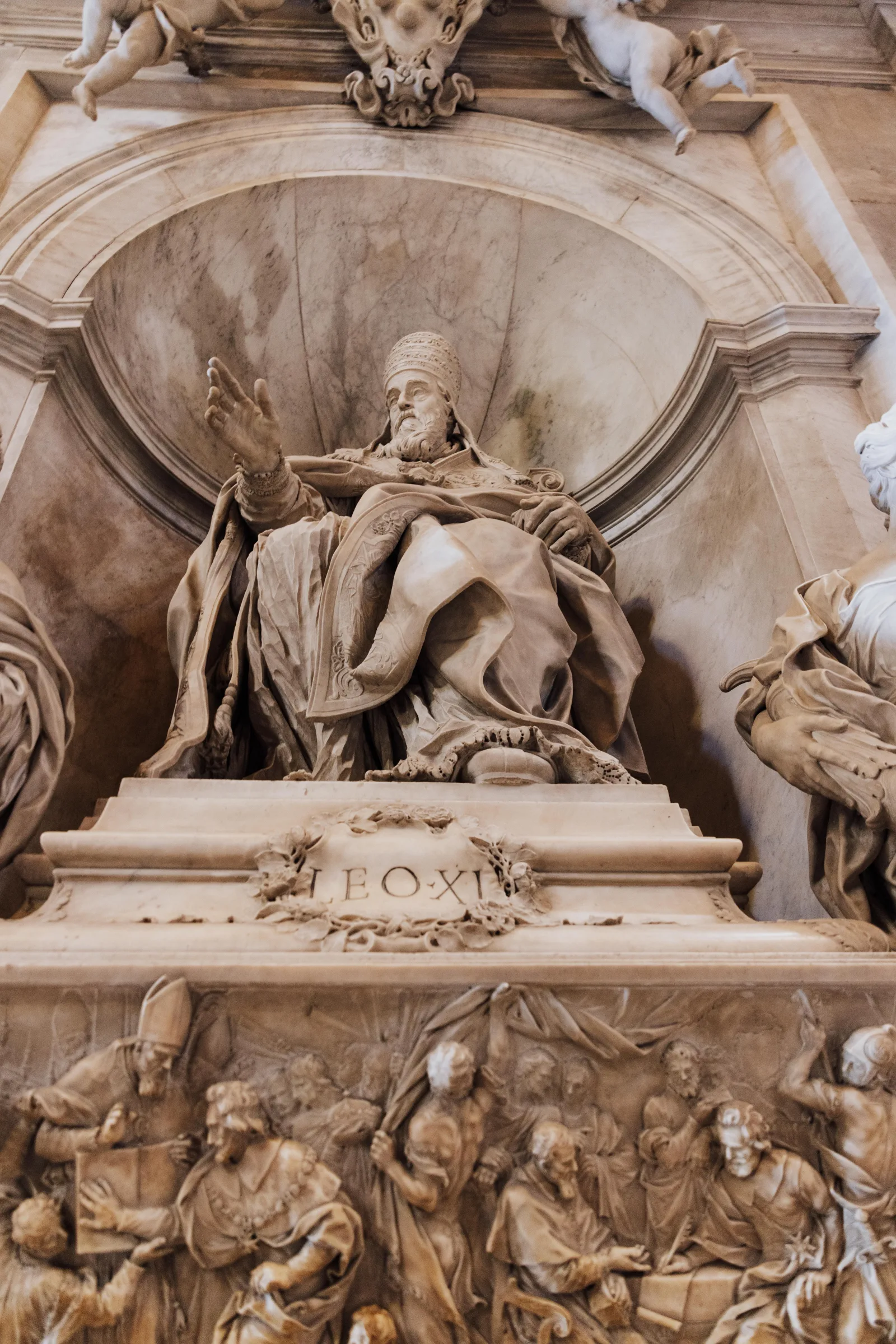 Escultura detallada en mármol del papa León XI en la Ciudad del Vaticano, una obra maestra del arte religioso renacentista.