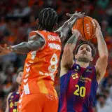 Barcelona derrota 113-112 al Valencia y toma ventaja en la final de la Liga Endesa