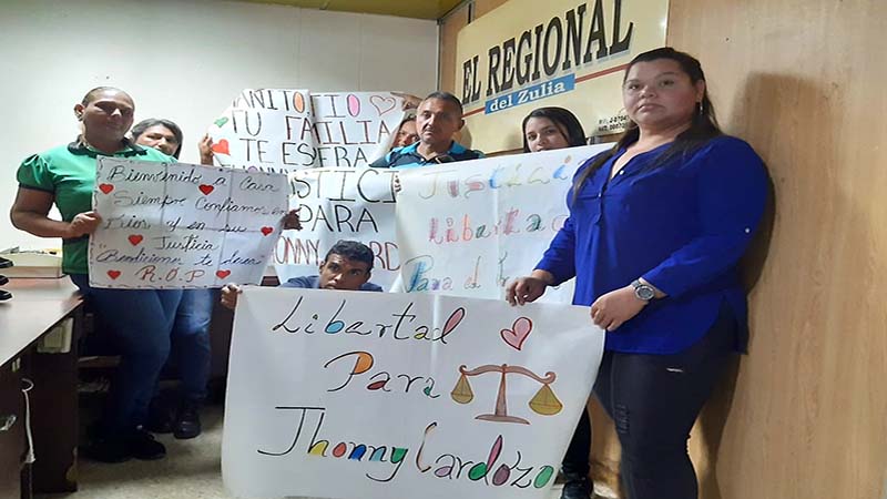 
				Familiares exigen libertad plena para Jhonny Cardozo quien fue acusado de 4 delitos injustamente			