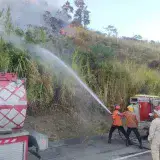 Efectivos combaten incendio en el Waraira Repano