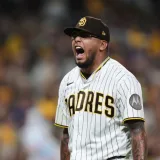 Bradgley Rodríguez asegura la clasificación de los Padres con relé