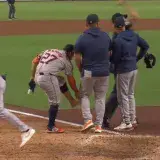 Expulsan a José Altuve por quitarse una media y un zapato en pleno juego