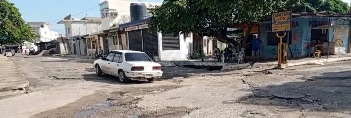 Cañada colapsa en Machiques y vecinos rellenan huecos con escombros