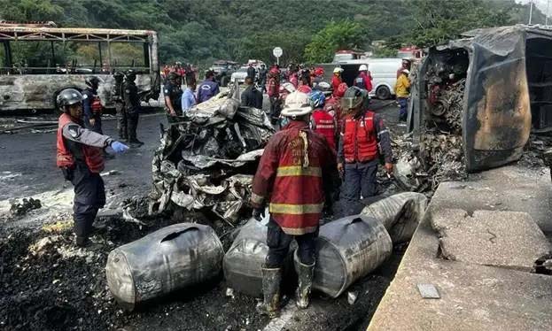 Asciende a 27 las víctimas fatales de accidente en autopista de oriente 