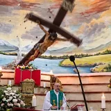 Sacerdote muere en Guayaquil al caer una cruz durante misa