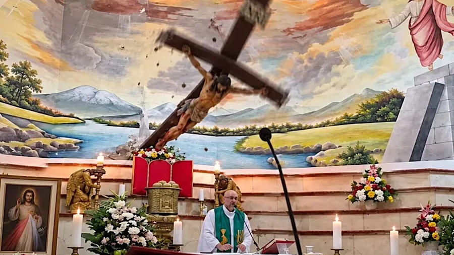 Sacerdote muere en Guayaquil al caer una cruz durante misa
