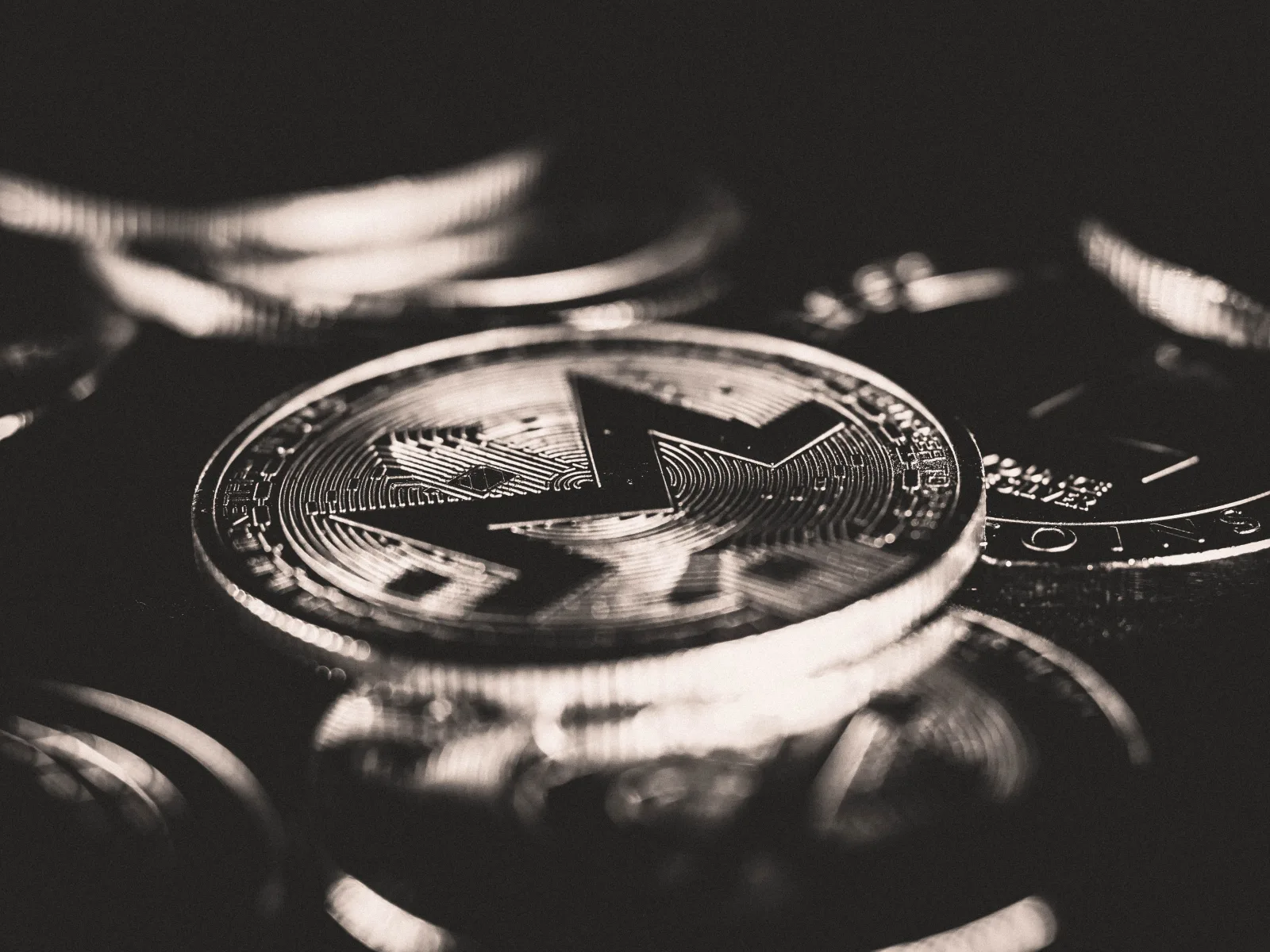 Primer plano de monedas de Monero que muestran el diseño de la criptomoneda con enfoque selectivo.
