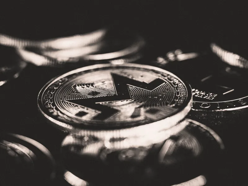Primer plano de monedas de Monero que muestran el diseño de la criptomoneda con enfoque selectivo.