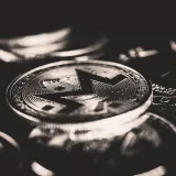 Vista de cerca de monedas de Monero que destacan el diseño de las criptomonedas con enfoque selectivo.