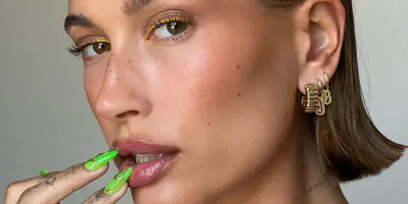 Cómo lograr las uñas fluorescentes de Hailey Bieber en la oscuridad