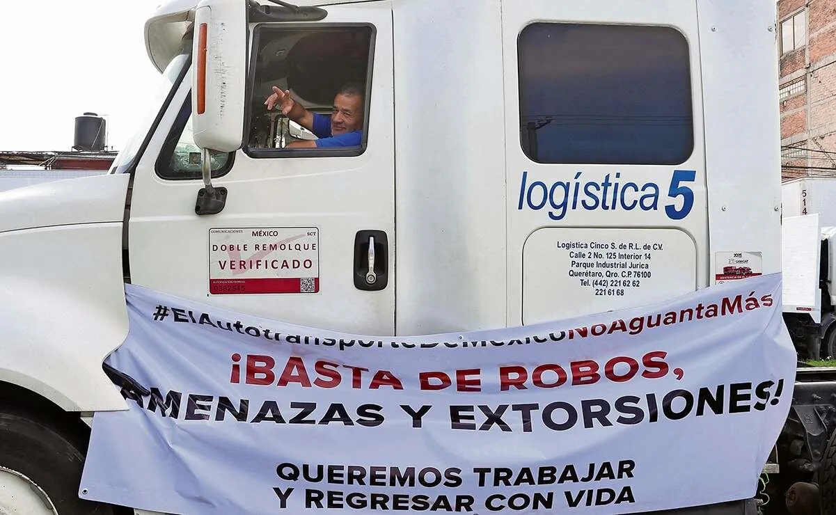 Bloqueos de transportistas paralizan vías en 27 estados de México