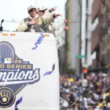 Milwaukee festeja con una multitud el campeonato de los Cerveceros